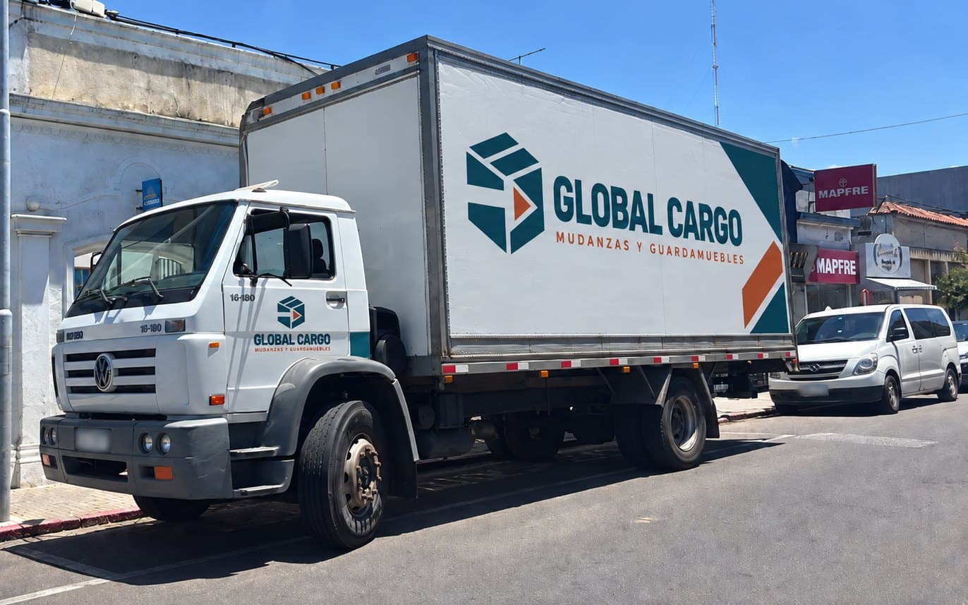Camión de Global Cargo estacionado en una calle céntrica