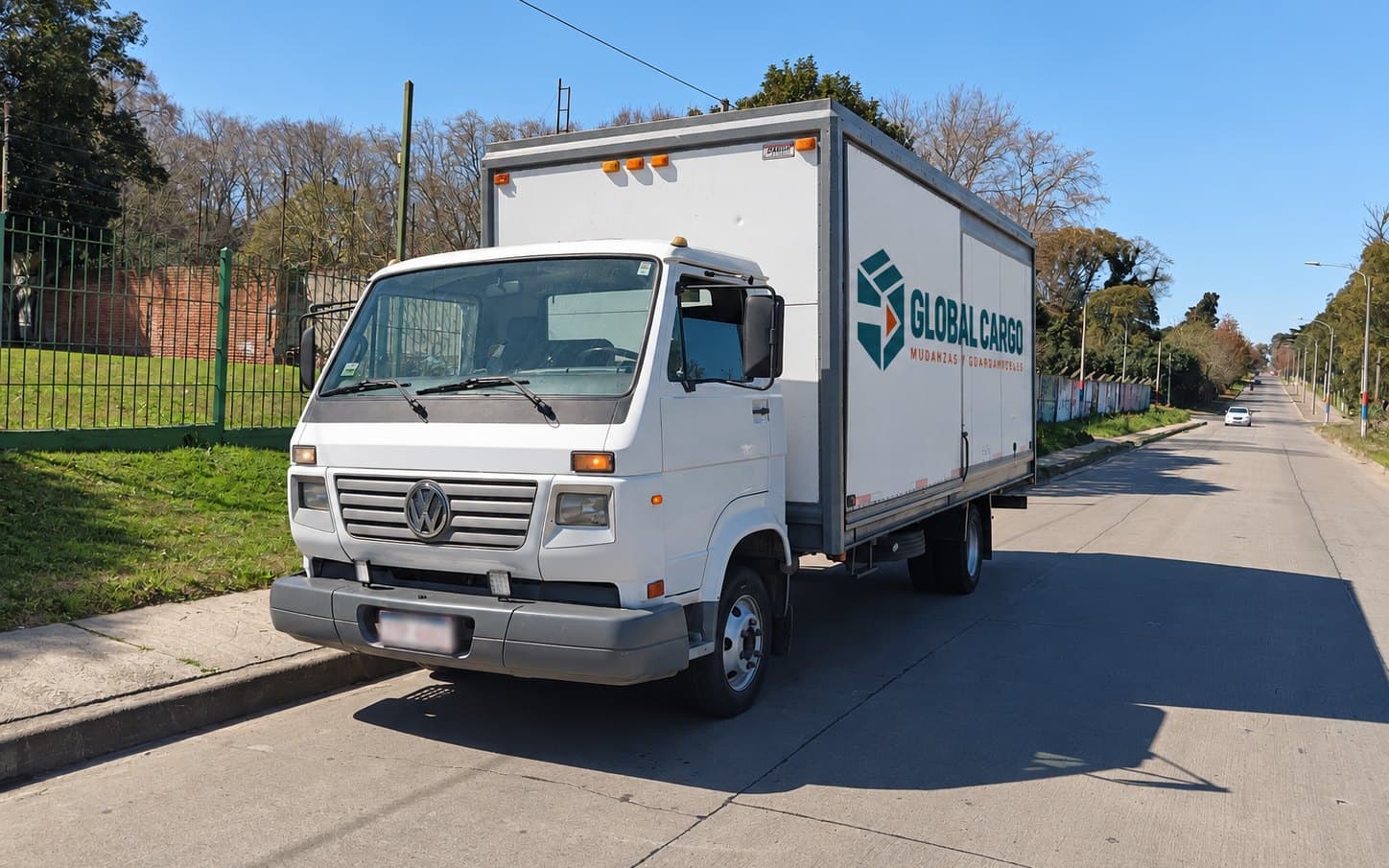 Camión de Global Cargo estacionado en una avenida
